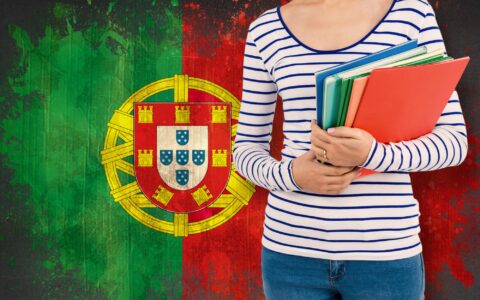 Imagem composta da seção média de uma mulher segurando arquivos