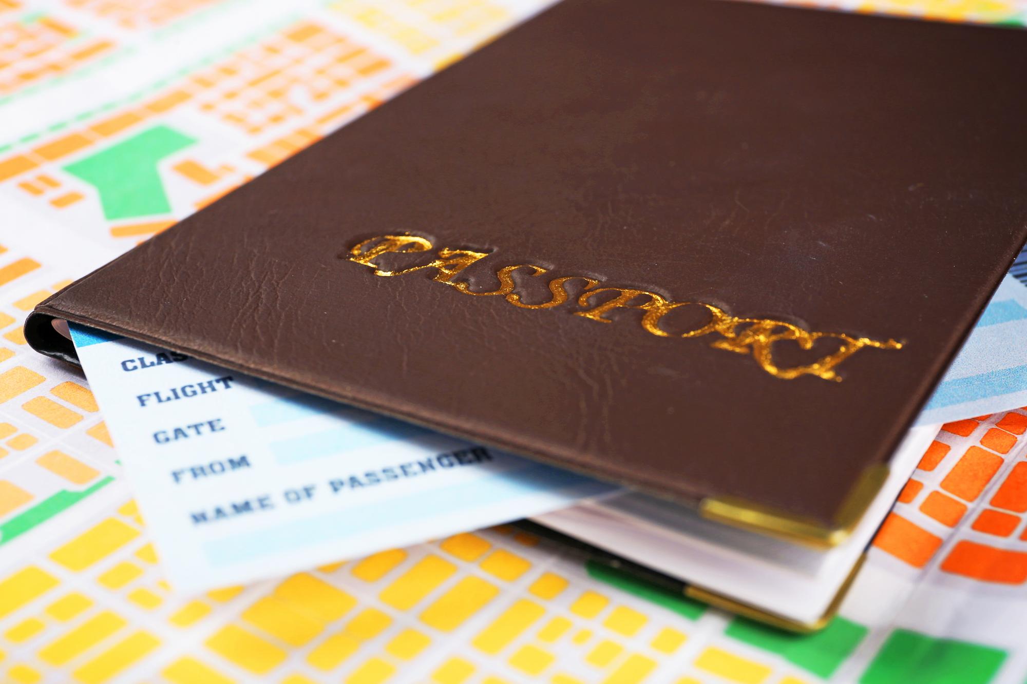 Passaporte com bilhete no fundo do mapa