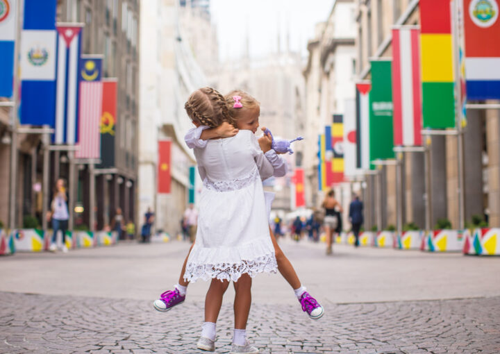 Meninas bonitas andando em Milão
