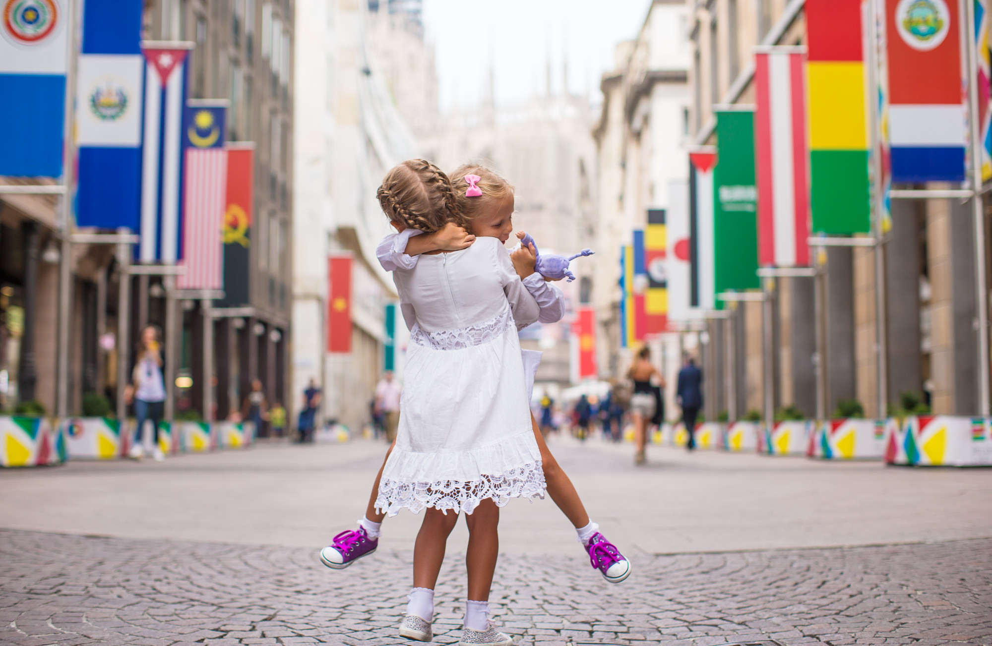 Meninas bonitas andando em Milão