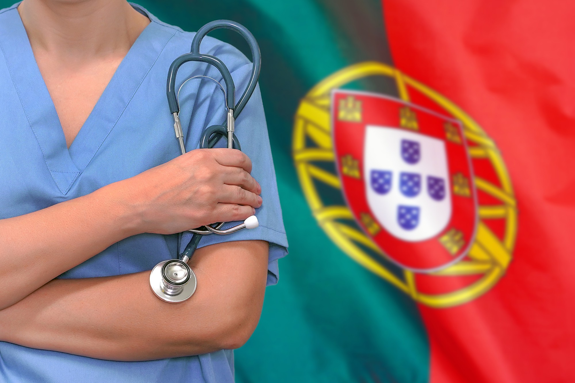 Cirurgião ou médico de mulher com estetoscópio sobre a bandeira de Portugal. Cuidados de saúde, cirurgia e conceito médico em Portugal